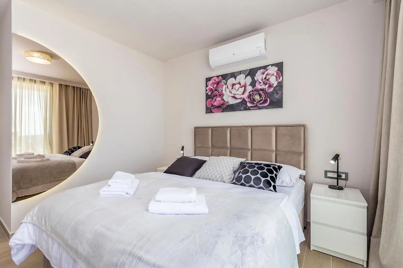 Villa Vista With Private Pool And Sauna Linardici
